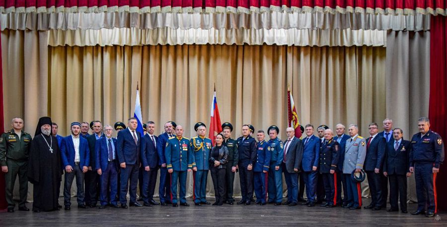 Церемония вручения штандарта командующему Северо-Западным округом Росгвардии 