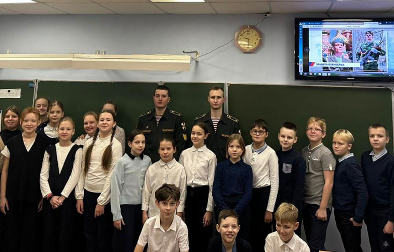 Выступление курсантов 5 курса факультета (командного) перед школьниками  в рамках празднования 30-тилетия Конституции Российской Федерации