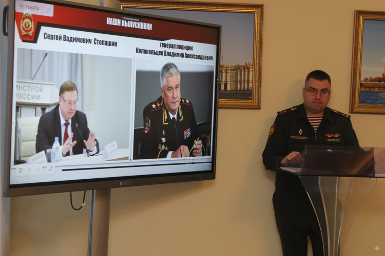 В СПВИ войск национальной гвардии командующим СЗО войск национальной гвардии проведена рабочая встреча с командованием военного института и руководителями территориальных органов