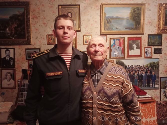 «С праздником, дорогой ветеран!» курсанты военного института поздравили Владимира Яковлевича Слепова с юбилеем полного освобождения Ленинграда от фашистской блокады»