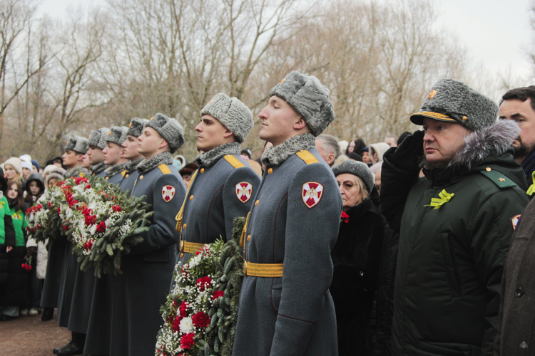 Состоялась панихида и возложение цветов у мемориала «Жертвам блокады Ленинграда» в Московском парке Победы