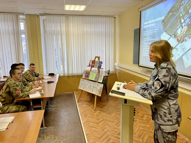 Сотрудник ОМОН «Бастион» провела занятие с будущими политработниками