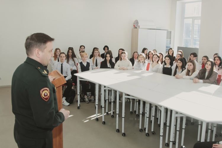  НАЧАЛЬНИК ВОЕННОГО ИНСТИТУТА СОВМЕСТНО С КУРСАНТАМИ 1 КУРСА ПРОВЕЛ УРОК МУЖЕСТВА ДЛЯ УЧАЩИХСЯ АКАДЕМИИ КРЕАТИВНЫХ ИНДУСТРИЙ «ЛОКОН»