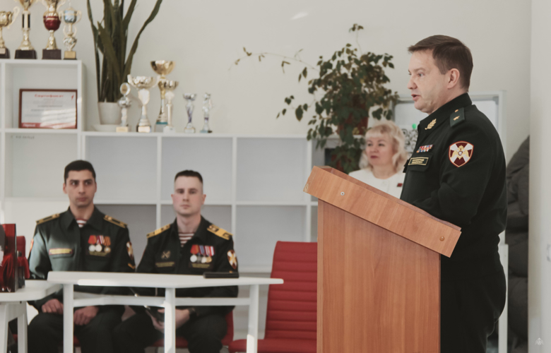  НАЧАЛЬНИК ВОЕННОГО ИНСТИТУТА СОВМЕСТНО С КУРСАНТАМИ 1 КУРСА ПРОВЕЛ УРОК МУЖЕСТВА ДЛЯ УЧАЩИХСЯ АКАДЕМИИ КРЕАТИВНЫХ ИНДУСТРИЙ «ЛОКОН»