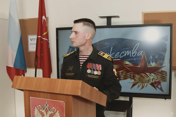  НАЧАЛЬНИК ВОЕННОГО ИНСТИТУТА СОВМЕСТНО С КУРСАНТАМИ 1 КУРСА ПРОВЕЛ УРОК МУЖЕСТВА ДЛЯ УЧАЩИХСЯ АКАДЕМИИ КРЕАТИВНЫХ ИНДУСТРИЙ «ЛОКОН»