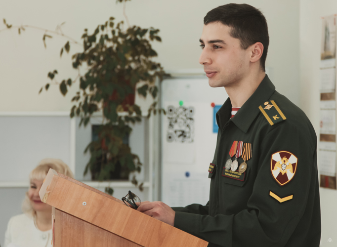  НАЧАЛЬНИК ВОЕННОГО ИНСТИТУТА СОВМЕСТНО С КУРСАНТАМИ 1 КУРСА ПРОВЕЛ УРОК МУЖЕСТВА ДЛЯ УЧАЩИХСЯ АКАДЕМИИ КРЕАТИВНЫХ ИНДУСТРИЙ «ЛОКОН»