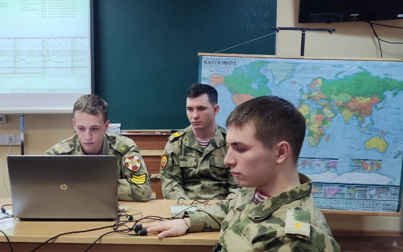 Преподаватели кафедры психологии служебной деятельности (факультета военно-политической работы) ознакомили курсантов с «Полиграфом»