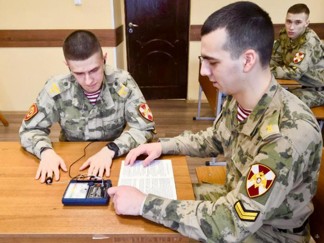 Будущие политработники применяют специальное психологическое оборудование