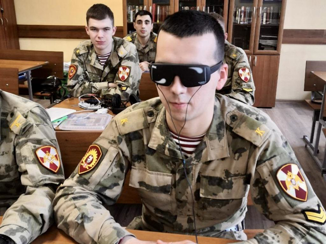 Будущие политработники применяют специальное психологическое оборудование