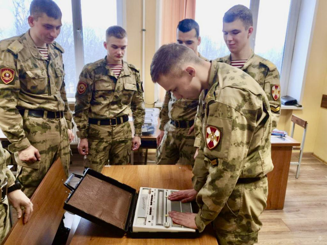 Будущие политработники применяют специальное психологическое оборудование