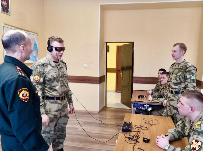 Будущие политработники применяют специальное психологическое оборудование