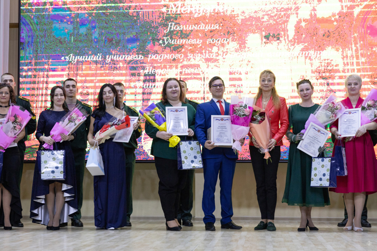 ПРОДОЛЖАЯ ТРАДИЦИЮ БАЛОВ