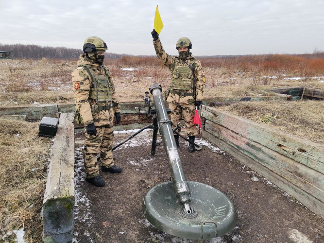 Курсанты выпускного курса Санкт-Петербургского военного ордена Жукова института войск национальной гвардии Российской Федерации в ходе практических занятий по артиллерии обучаются боевой работе на артиллерийском вооружении