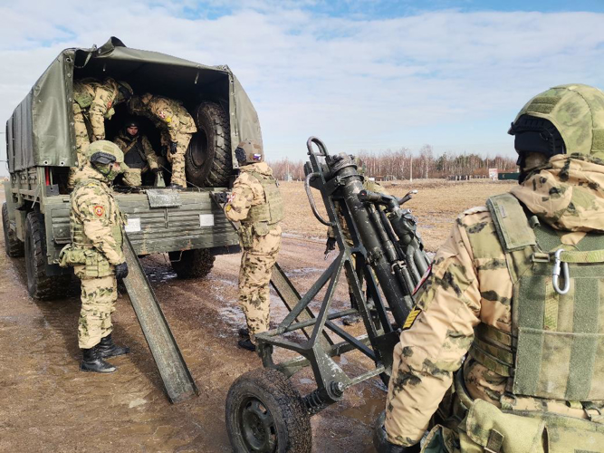 Курсанты выпускного курса Санкт-Петербургского военного ордена Жукова института войск национальной гвардии Российской Федерации в ходе практических занятий по артиллерии обучаются боевой работе на артиллерийском вооружении