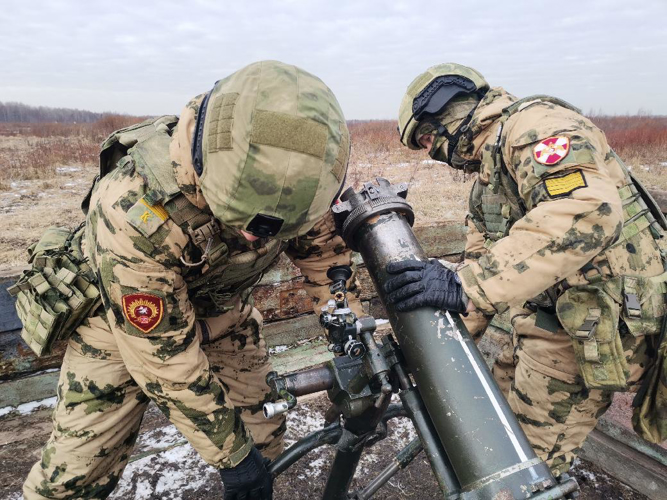 Курсанты выпускного курса Санкт-Петербургского военного ордена Жукова института войск национальной гвардии Российской Федерации в ходе практических занятий по артиллерии обучаются боевой работе на артиллерийском вооружении