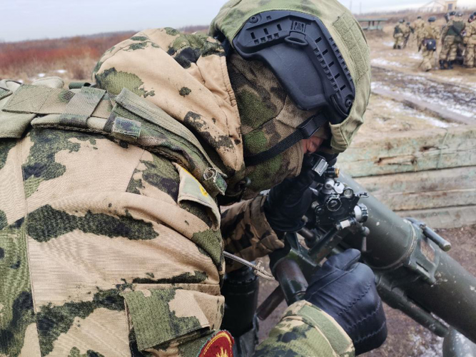 Курсанты выпускного курса Санкт-Петербургского военного ордена Жукова института войск национальной гвардии Российской Федерации в ходе практических занятий по артиллерии обучаются боевой работе на артиллерийском вооружении