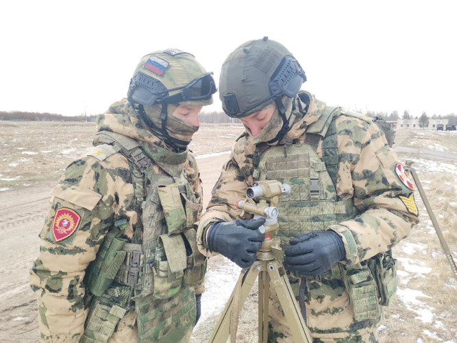 Курсанты выпускного курса Санкт-Петербургского военного ордена Жукова института войск национальной гвардии Российской Федерации в ходе практических занятий по артиллерии обучаются боевой работе на артиллерийском вооружении