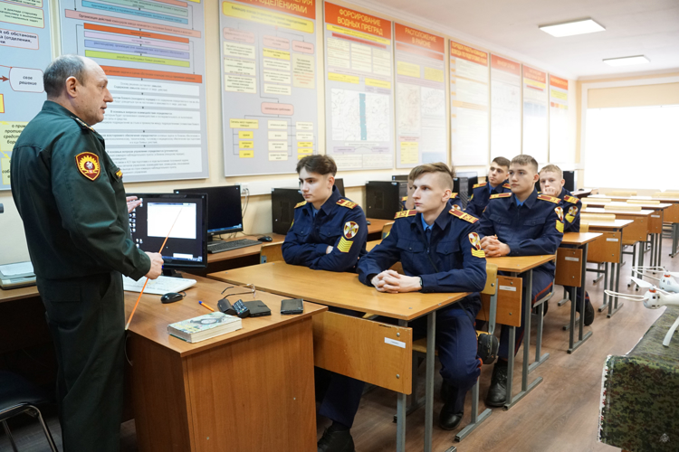 Кадеты - шолоховцы посетили военный институт