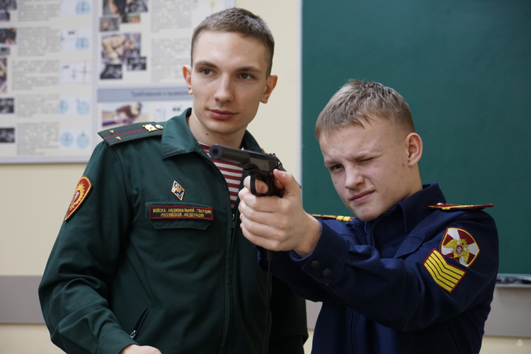 Кадеты - шолоховцы посетили военный институт