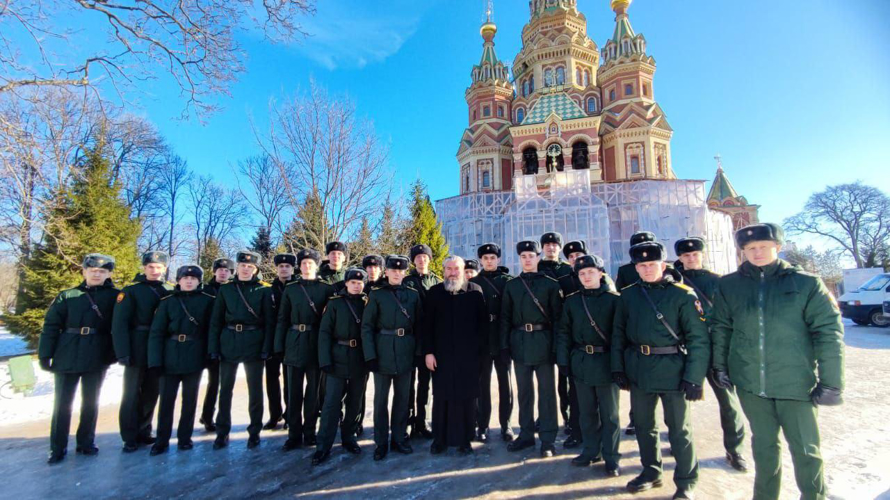 Курсанты первого курса на интерактивном выездном занятии в Петергофе и Кронштадте