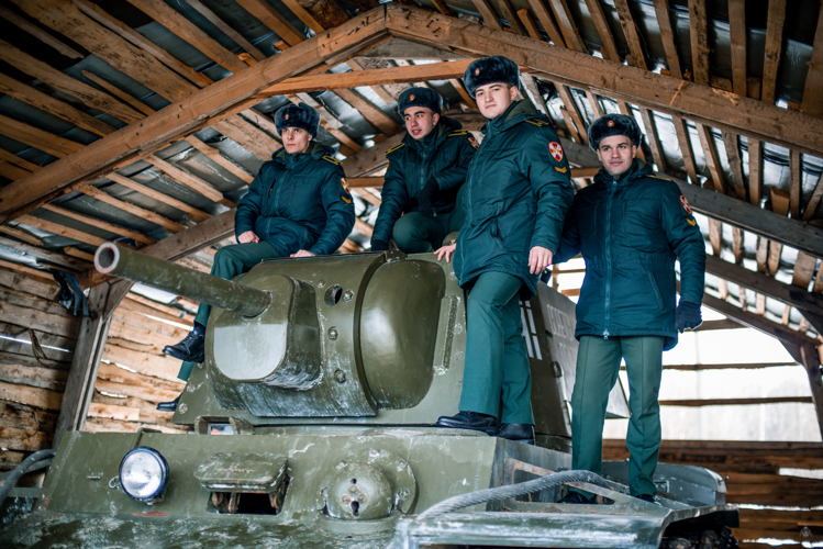 «Выходной на броне» курсанты военного института посетили реконструкцию «танки сквозь огонь» в Красном Селе 