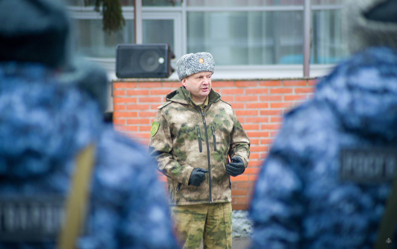 В первый день выборов Президента России курсанты военного института приступили к охране общественного порядка