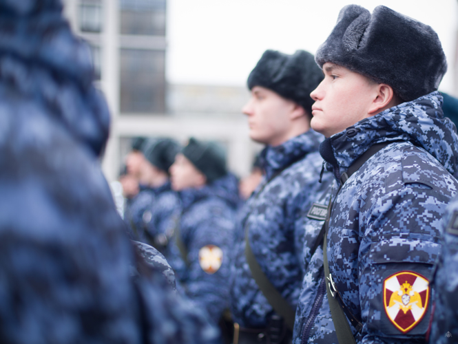 В первый день выборов Президента России курсанты военного института приступили к охране общественного порядка