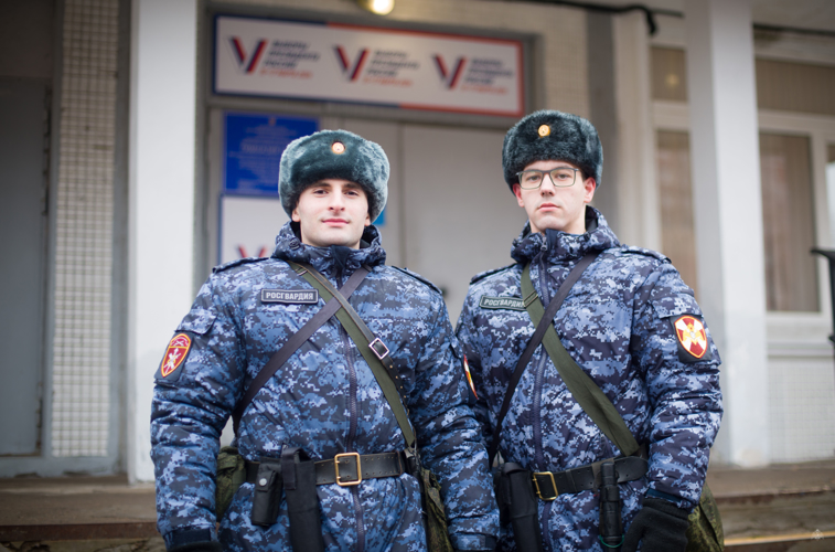 В первый день выборов Президента России курсанты военного института приступили к охране общественного порядка