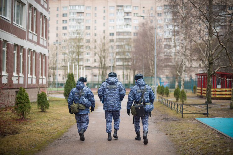 В первый день выборов Президента России курсанты военного института приступили к охране общественного порядка