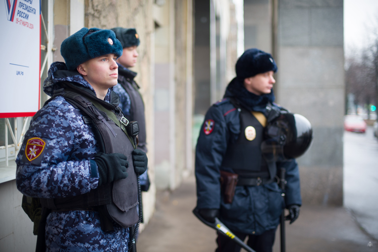 В первый день выборов Президента России курсанты военного института приступили к охране общественного порядка