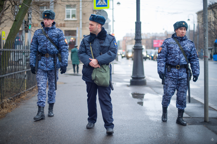 В первый день выборов Президента России курсанты военного института приступили к охране общественного порядка