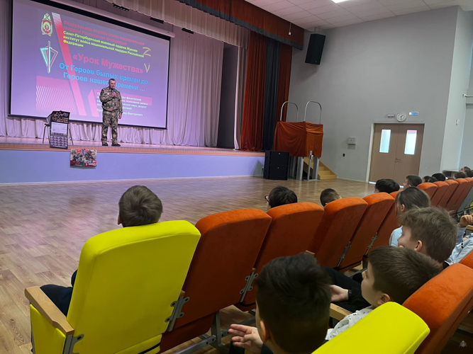 Военный институт продолжает проводить «Уроки Мужества» в школах Санкт-Петербурга