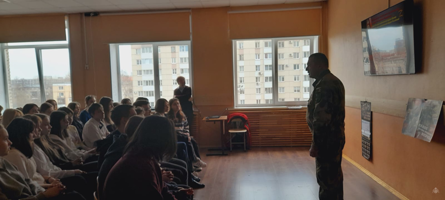 Военный институт продолжает проводить «Уроки Мужества» в школах Санкт-Петербурга