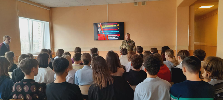 Военный институт продолжает проводить «Уроки Мужества» в школах Санкт-Петербурга