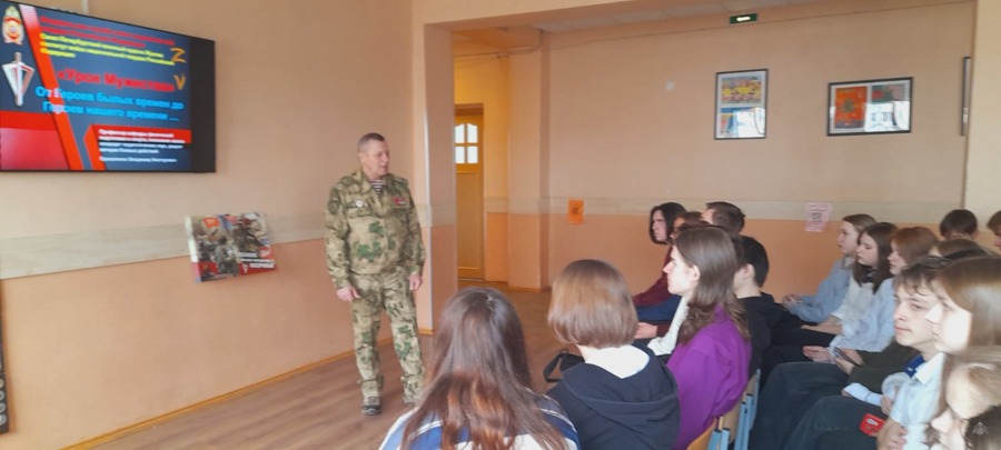 Военный институт продолжает проводить «Уроки Мужества» в школах Санкт-Петербурга