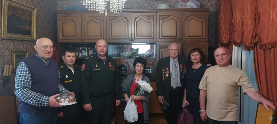 Военный институт совместно с Северо-Западным округом Росгвардии поздравил Блажчука Евгения Ефимовича с приближающимся 9 мая - Днём Победы советского народа в Великой Отечественной войне 1941–1945 гг. 
