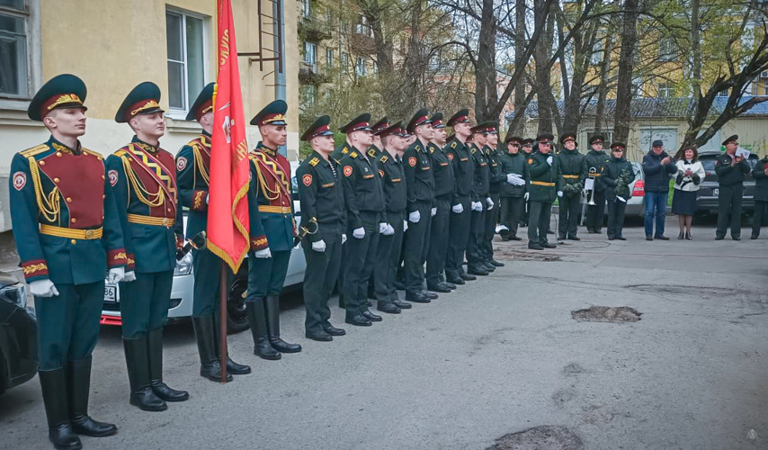 Военный институт совместно с Северо-Западным округом Росгвардии поздравил Блажчука Евгения Ефимовича с приближающимся 9 мая - Днём Победы советского народа в Великой Отечественной войне 1941–1945 гг. 