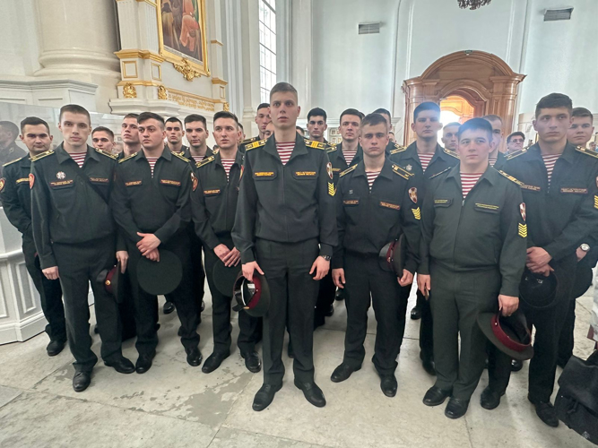 Личный состав военного института посетил большой пасхальный концерт в Смольном соборе