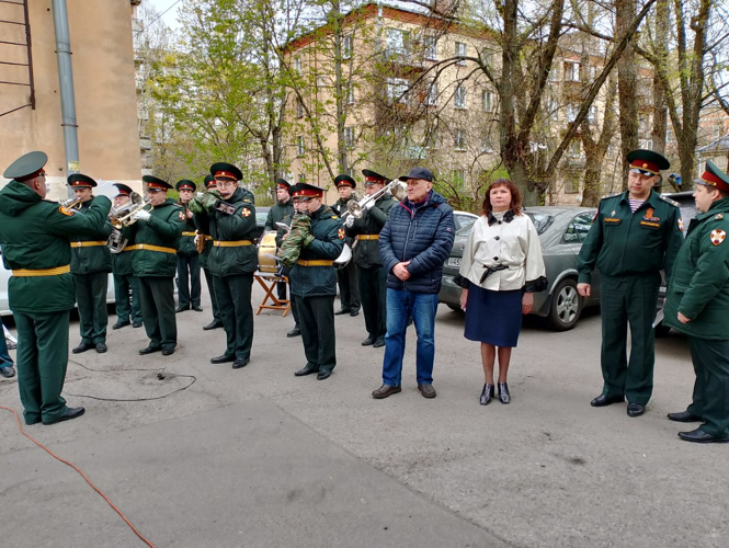 Военный институт совместно с Северо-Западным округом Росгвардии поздравил Блажчука Евгения Ефимовича с приближающимся 9 мая - Днём Победы советского народа в Великой Отечественной войне 1941–1945 гг. 