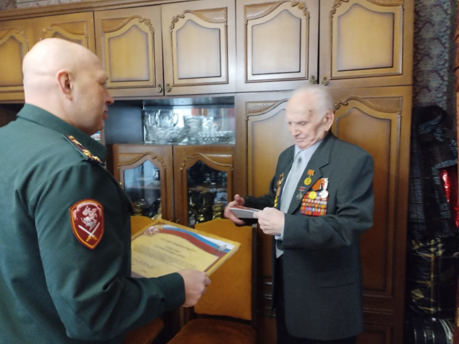Военный институт совместно с Северо-Западным округом Росгвардии поздравил Блажчука Евгения Ефимовича с приближающимся 9 мая - Днём Победы советского народа в Великой Отечественной войне 1941–1945 гг. 