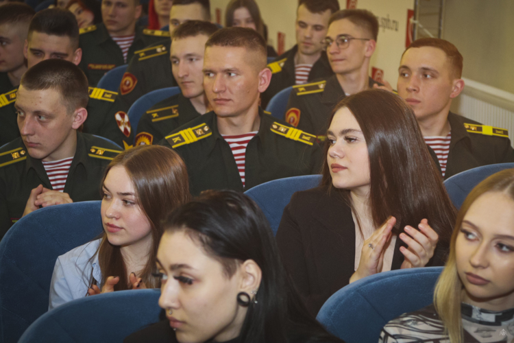  Личный состав военного института принял участие в премьере спектакля «ЛОКОН» о Великой Отечественной войне