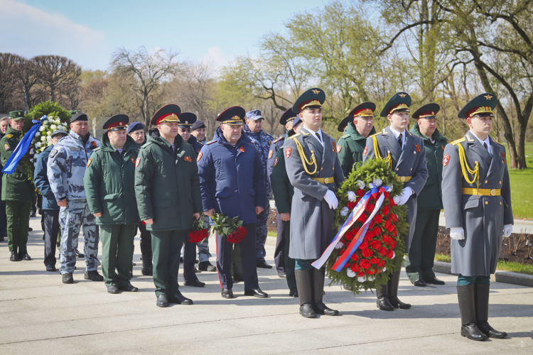 Военный институт принял участие в торжественно-траурной церемонии на Пискарёвском мемориальном кладбище
