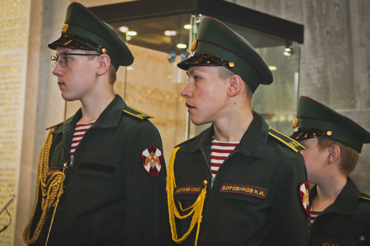 «ТОРЖЕСТВЕННОЕ ОБЕЩАНИЕ КАДЕТА» СОСТОЯЛОСЬ ПОД СВОДАМИ МОНУМЕНТА ГЕРОИЧЕСКИМ ЗАЩИТНИКАМ ЛЕНИНГРАДА