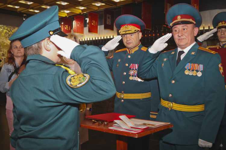 «ТОРЖЕСТВЕННОЕ ОБЕЩАНИЕ КАДЕТА» СОСТОЯЛОСЬ ПОД СВОДАМИ МОНУМЕНТА ГЕРОИЧЕСКИМ ЗАЩИТНИКАМ ЛЕНИНГРАДА
