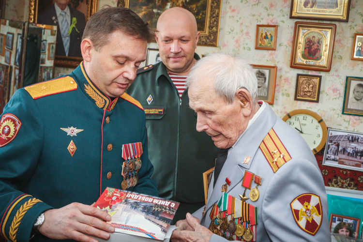 Военный институт совместно с Северо-Западным округом Росгвардии поздравил Владимира Яковлевича Слепова с приближающимся 9 мая -  Днём Победы советского народа в Великой Отечественной войне 1941–1945 гг.