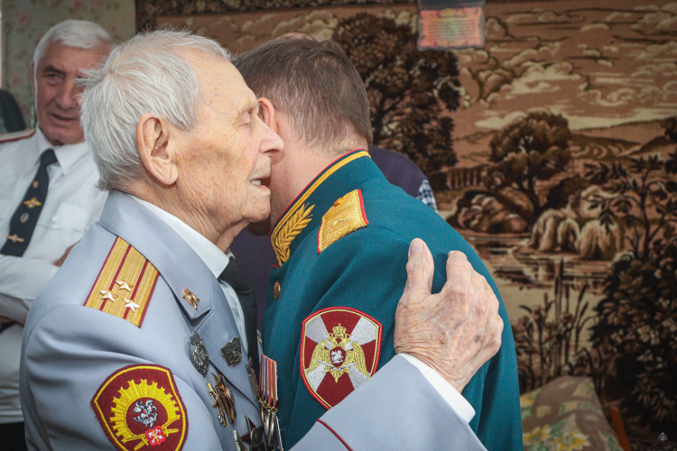 Военный институт совместно с Северо-Западным округом Росгвардии поздравил Владимира Яковлевича Слепова с приближающимся 9 мая -  Днём Победы советского народа в Великой Отечественной войне 1941–1945 гг.