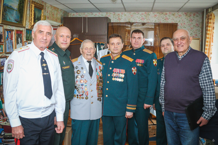 Военный институт совместно с Северо-Западным округом Росгвардии поздравил Владимира Яковлевича Слепова с приближающимся 9 мая -  Днём Победы советского народа в Великой Отечественной войне 1941–1945 гг.