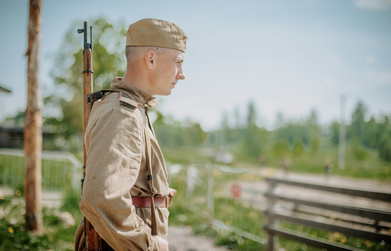 "Последний бой - май 1945"  - курсанты военного института сошлись в смертельной схватке по обе стороны баррикад реконструкции танкового парка "Стальной Десант"