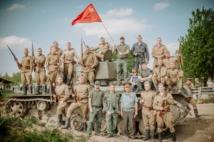 "Последний бой - май 1945"  - курсанты военного института сошлись в смертельной схватке по обе стороны баррикад реконструкции танкового парка "Стальной Десант"