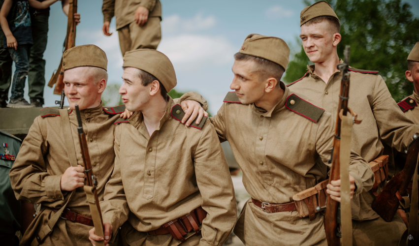 "Последний бой - май 1945"  - курсанты военного института сошлись в смертельной схватке по обе стороны баррикад реконструкции танкового парка "Стальной Десант"